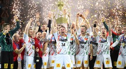 Hráč Magdeburgu oslavujú zisk trofeje