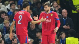 Hráči PSG Khvicha Kvaratskhelia (vpravo) a Achraf Hakimi