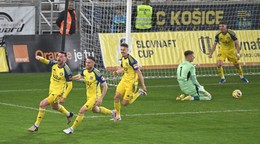 Radosť hráčov Košíc po druhom góle počas odvetného zápasu semifinále Slovnaft Cupu medzi FC Košice - FC Tatran Prešov.