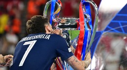 Chviča Kvaracchelija (PSG) bozkáva  trofej po finálovom dueli Ligy majstrov vo futbale Paríž St. Germain - FC Arsenal. 