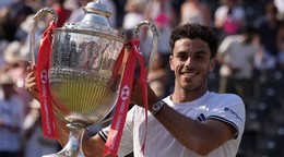 Argentínsky tenista Francisco Cerundolo pózuje s trofejou
