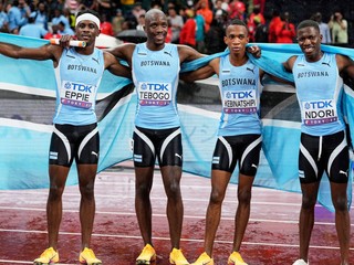 Bežci z Botswany pózujú po triumfe po finálovom behu mužskej štafety na 4 X 400 metrov na atletických MS v Tokiu
