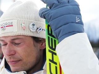 Nórsky biatlonista Sturla Holm Laegreid reaguje po zisku bronzovej medaily.