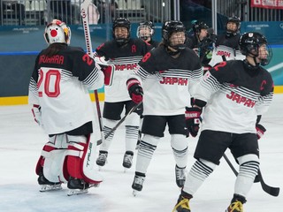 Japonské hokejistky sa tešia z triumfu.