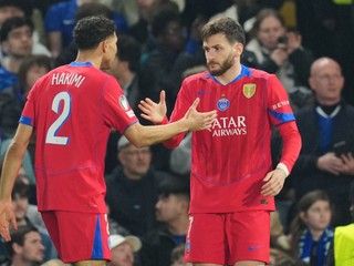 Hráči PSG Khvicha Kvaratskhelia (vpravo) a Achraf Hakimi