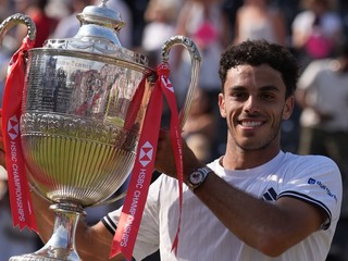 Argentínsky tenista Francisco Cerundolo pózuje s trofejou