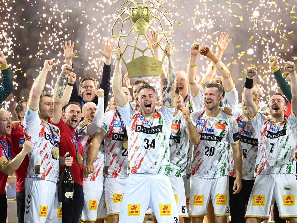 Hráč Magdeburgu oslavujú zisk trofeje