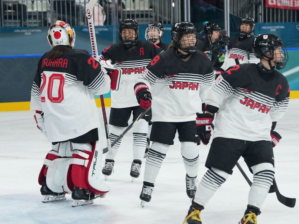 Japonské hokejistky sa tešia z triumfu.