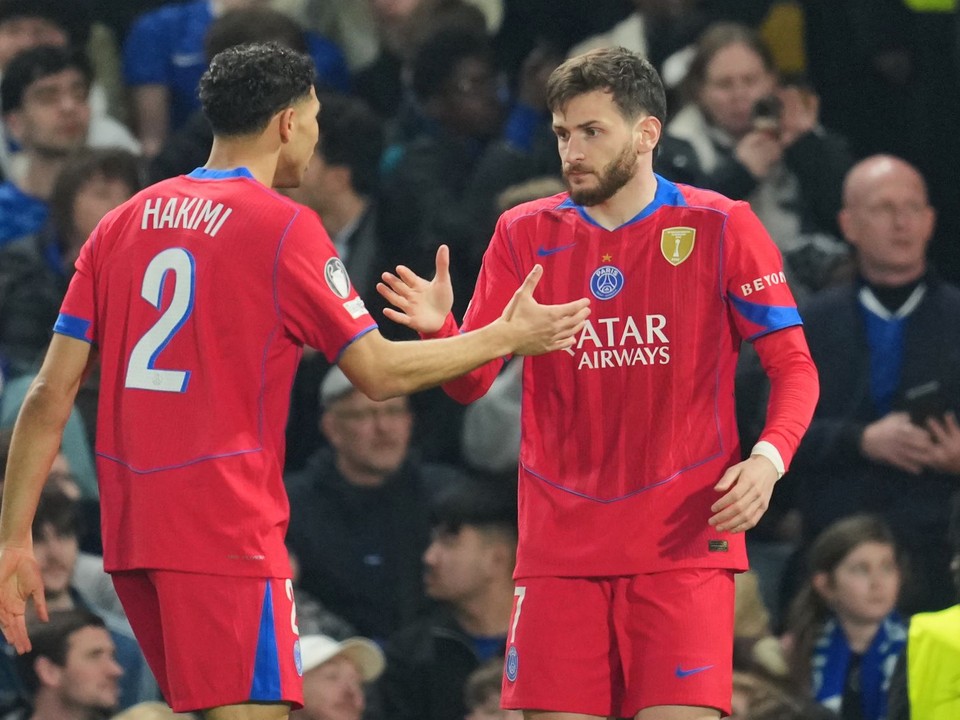 Hráči PSG Khvicha Kvaratskhelia (vpravo) a Achraf Hakimi