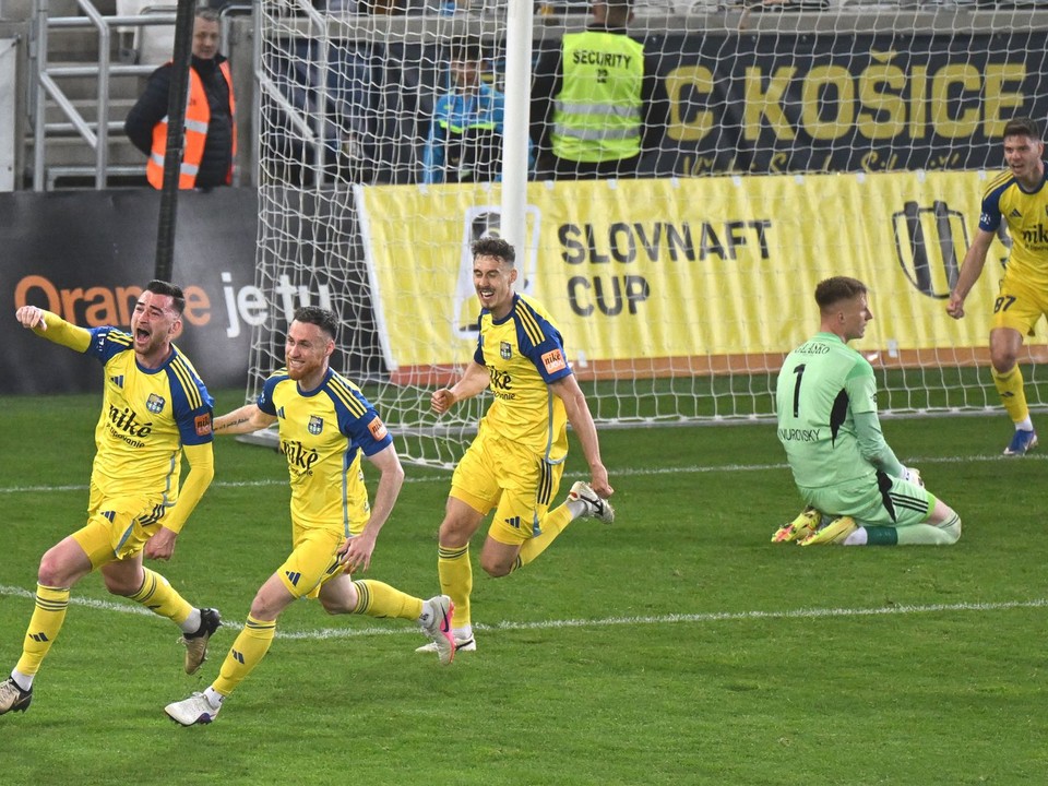 Radosť hráčov Košíc po druhom góle počas odvetného zápasu semifinále Slovnaft Cupu medzi FC Košice - FC Tatran Prešov.