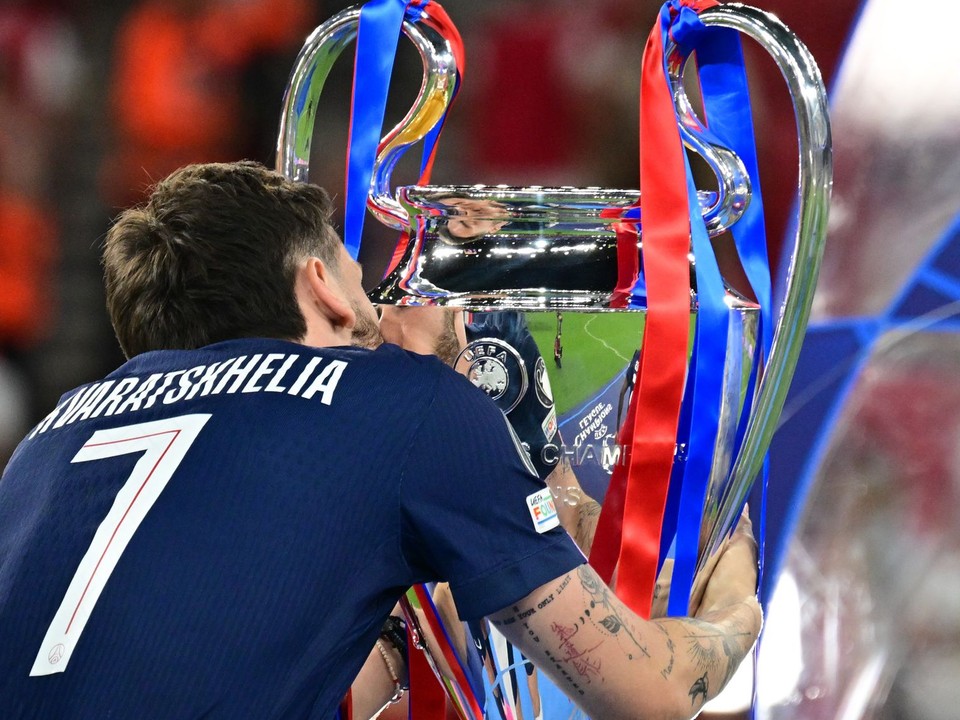 Chviča Kvaracchelija (PSG) bozkáva  trofej po finálovom dueli Ligy majstrov vo futbale Paríž St. Germain - FC Arsenal. 