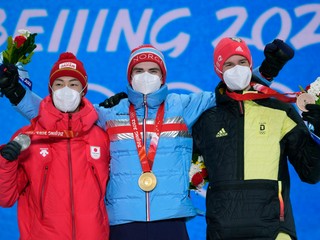 Nórsky skokan na lyžiach Marius Lindvik (uprostred) pózuje so zlatou olympijskou medailou počas medailovej ceremónie po triumfe na veľkom mostíku v stredisku Čang-ťia-kchou na ZOH 2022 v Pekingu.