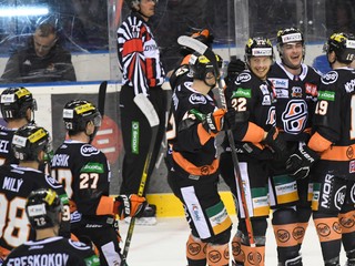 Hokejisti HC Košice sa tešia po góle Pavla Klhůfka v predĺžení proti Spišskej Novej Vsi.