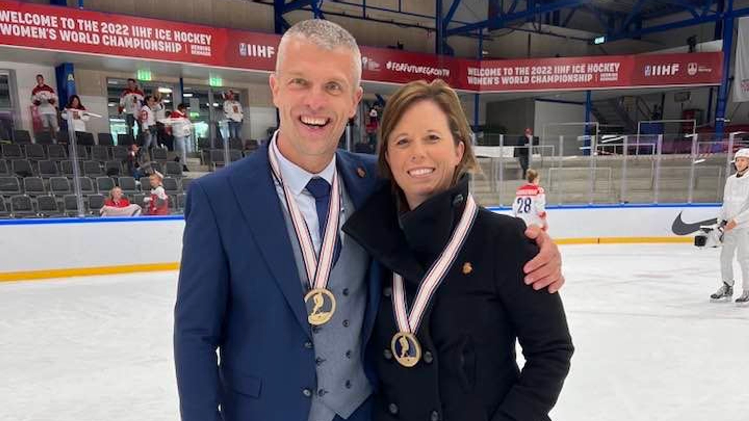 Andrašovský s kanadskou trénerkou Carlou MacLeodovou po zisku bronzu na MS v ženskom hokeji 2022.  