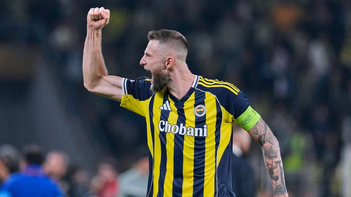 Slovenský obranca Milan Škriniar ako kapitán Fenerbahce Istanbul.