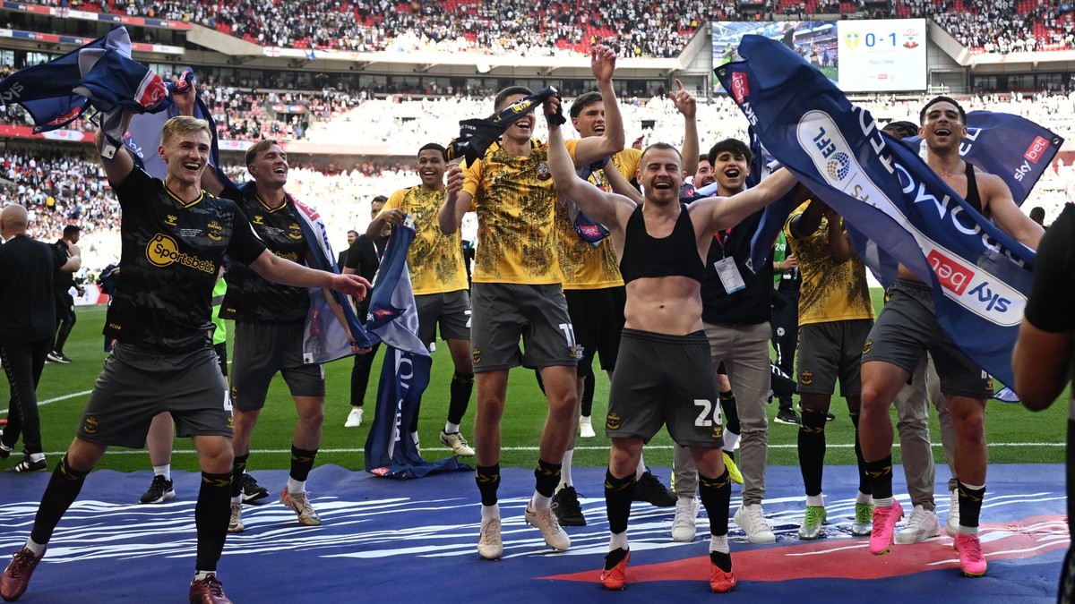Futbalisti Southamptonu oslavujú postup do Premier League. 