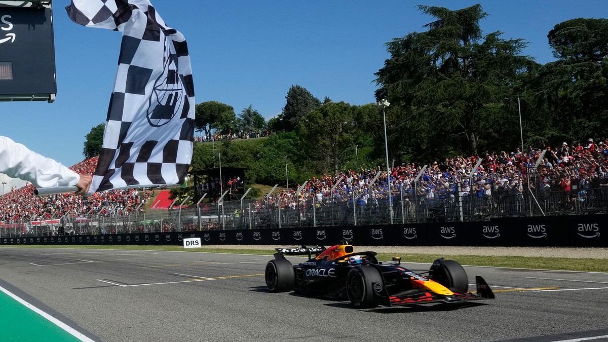 Max Verstappen prichádza do cieľa Veľkej ceny Emilia Romagna 2025. 