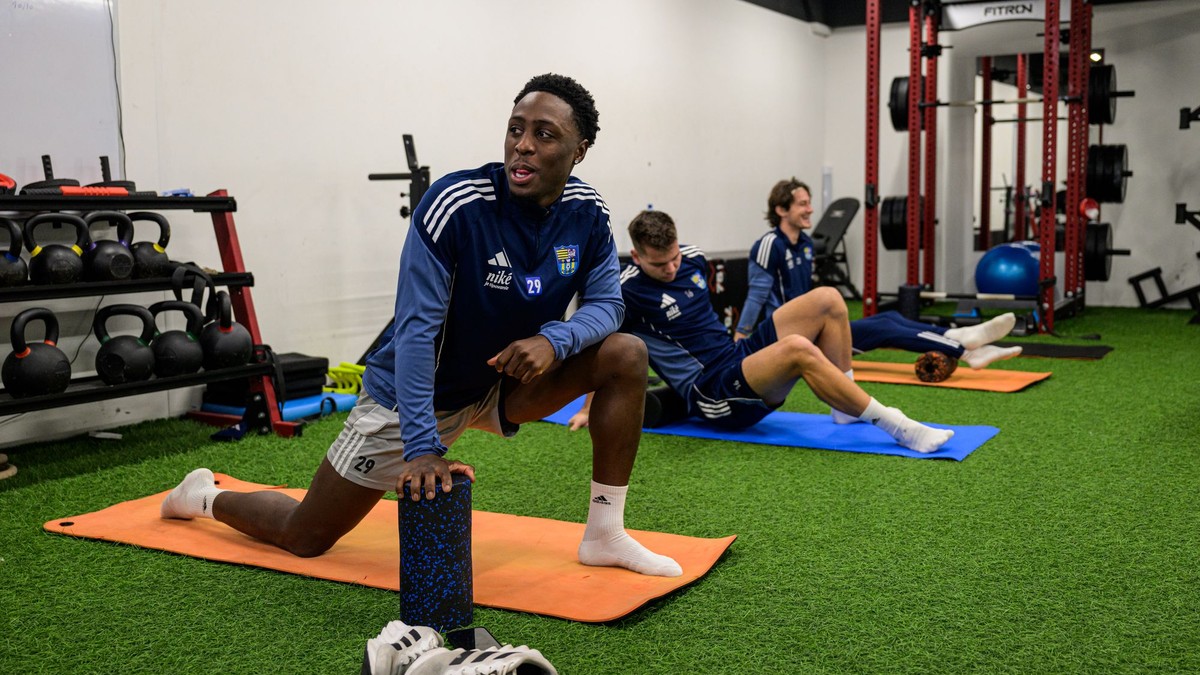 Osman Kakay počas rozcvičky pred prvým tréningom, ktorým klub začne zimnú prípravu na jarnú časť Niké ligy.