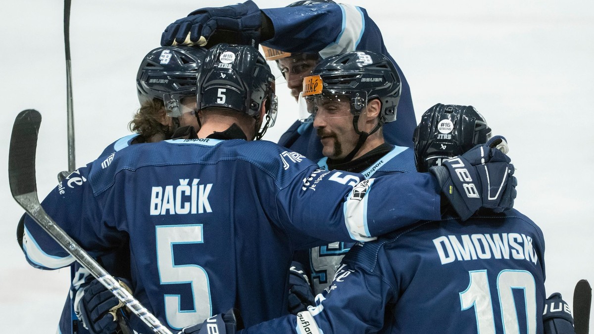 Hráči Slovana Bratislava sa tešia z gólu.