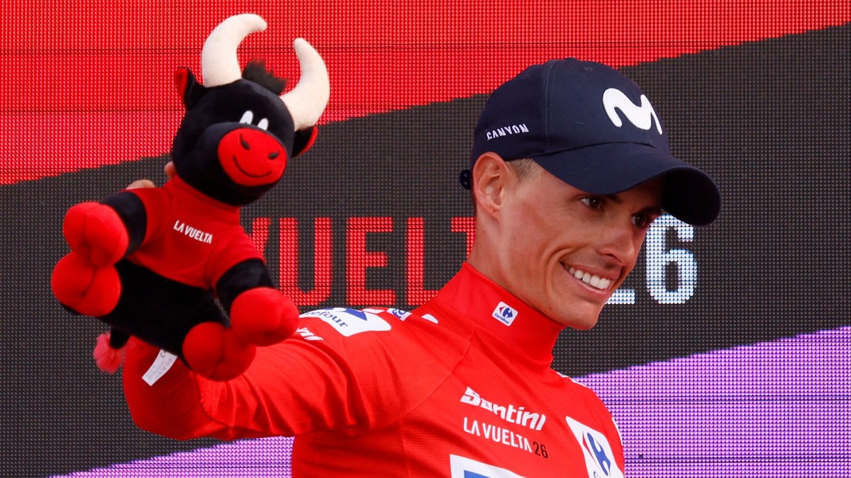 Španielsky cyklista Enric Mas v červenom drese lídra pretekov Vuelta a Espaňa 2026.