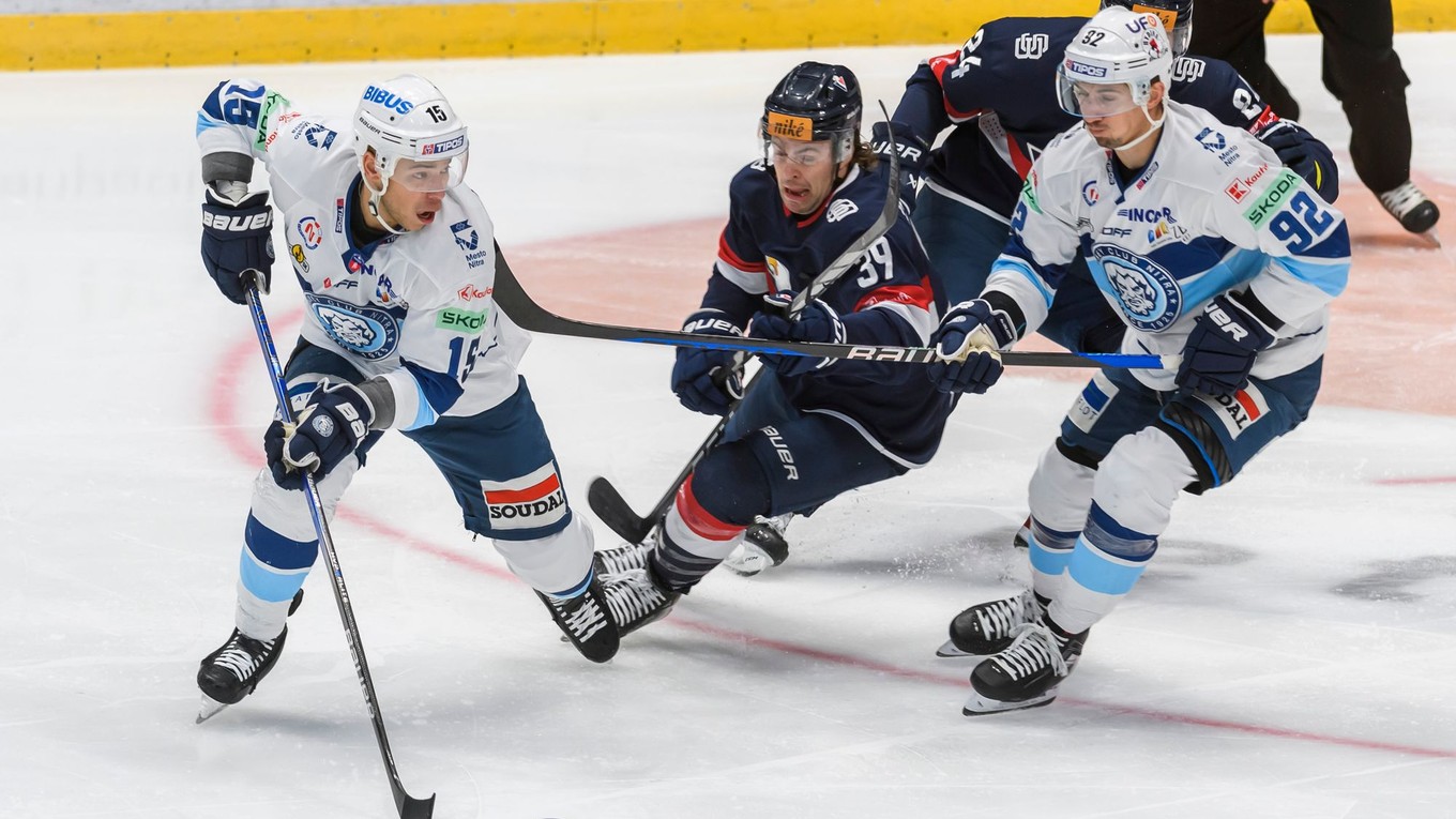 Na snímke zľava Stephen Harper (Nitra), Liam Pecararo (Slovan) a Miloš Bubela (Nitra) počas zápasu 27. kola hokejovej Tipos extraligy HC Slovan Bratislava – HK Nitra 20. decembra 2023 v Bratislave.