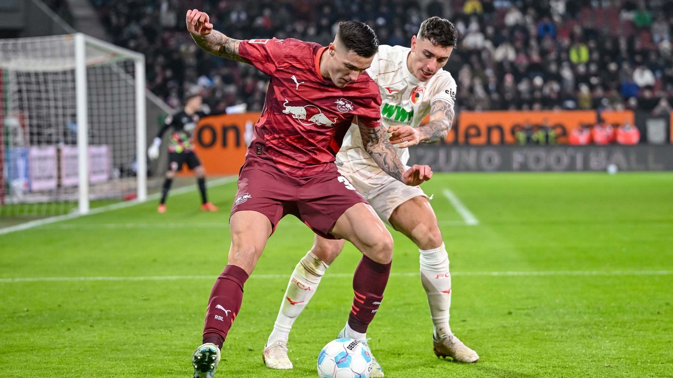 Benjamin Šeško (vľavo) a Cedric Zesiger počas zápasu Augsburg - RB Lipsko. 