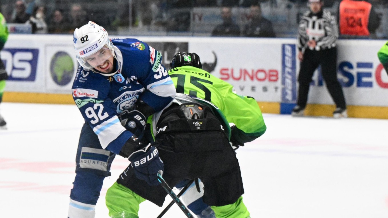Na snímke zľava Miloš Bubela (Nitra) a Brenden Miller (Žilina) v zápase semifinale.