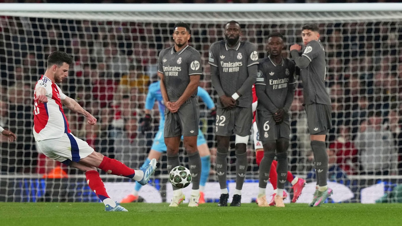 Záložník Arsenalu Declan Rice strieľa gól Realu Madrid z priameho kopu.