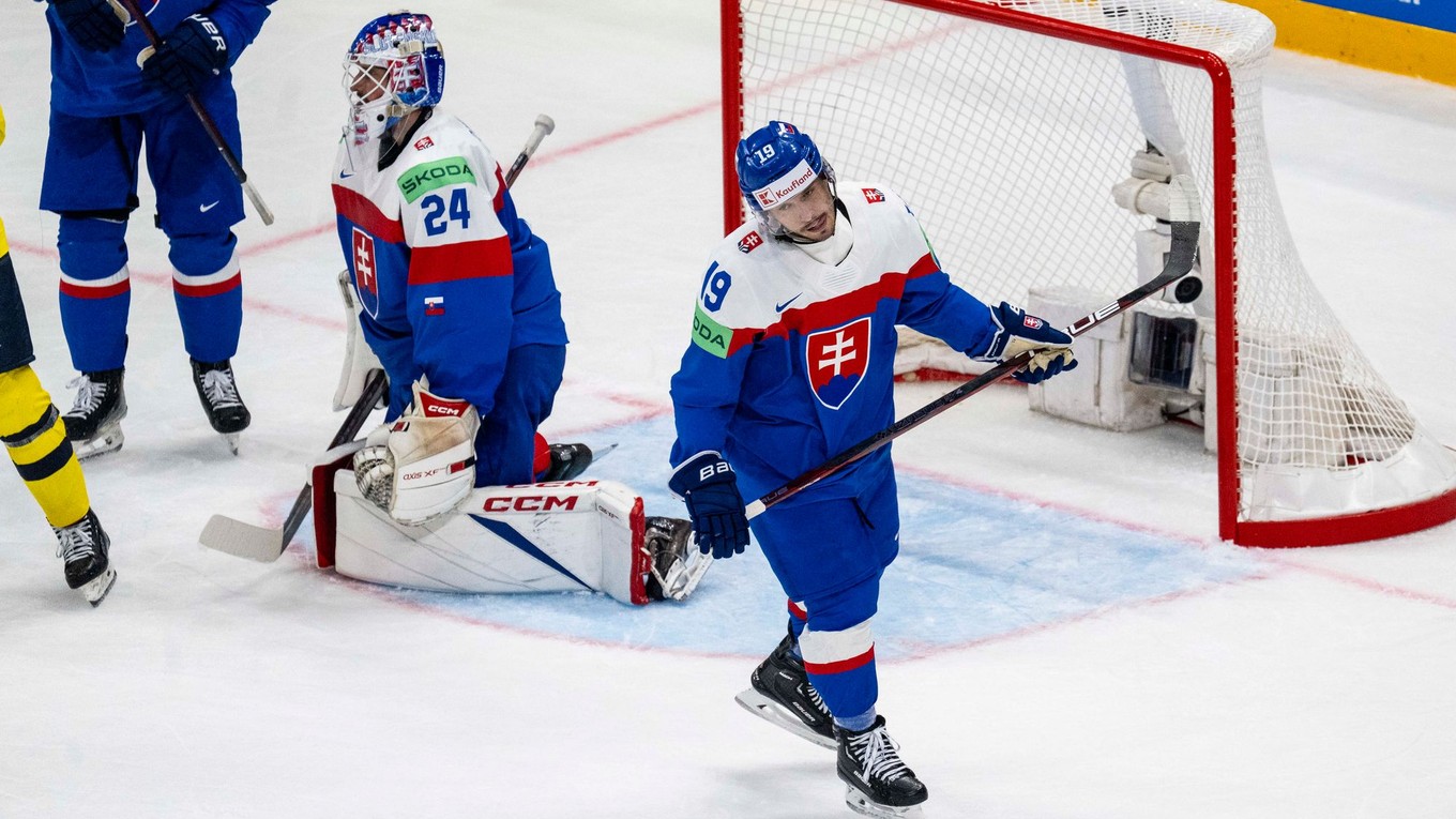 Brankár Patrik Rybár a útočník Patrik Hrehorčák v zápase Slovensko - Švédsko na MS v hokeji 2025. 