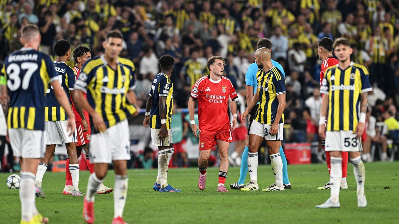 Kerem Aktürkoglu (uprostred) z Benfica Lisabon a vľavo Milan Škriniar z Fenerbahce Istanbul.