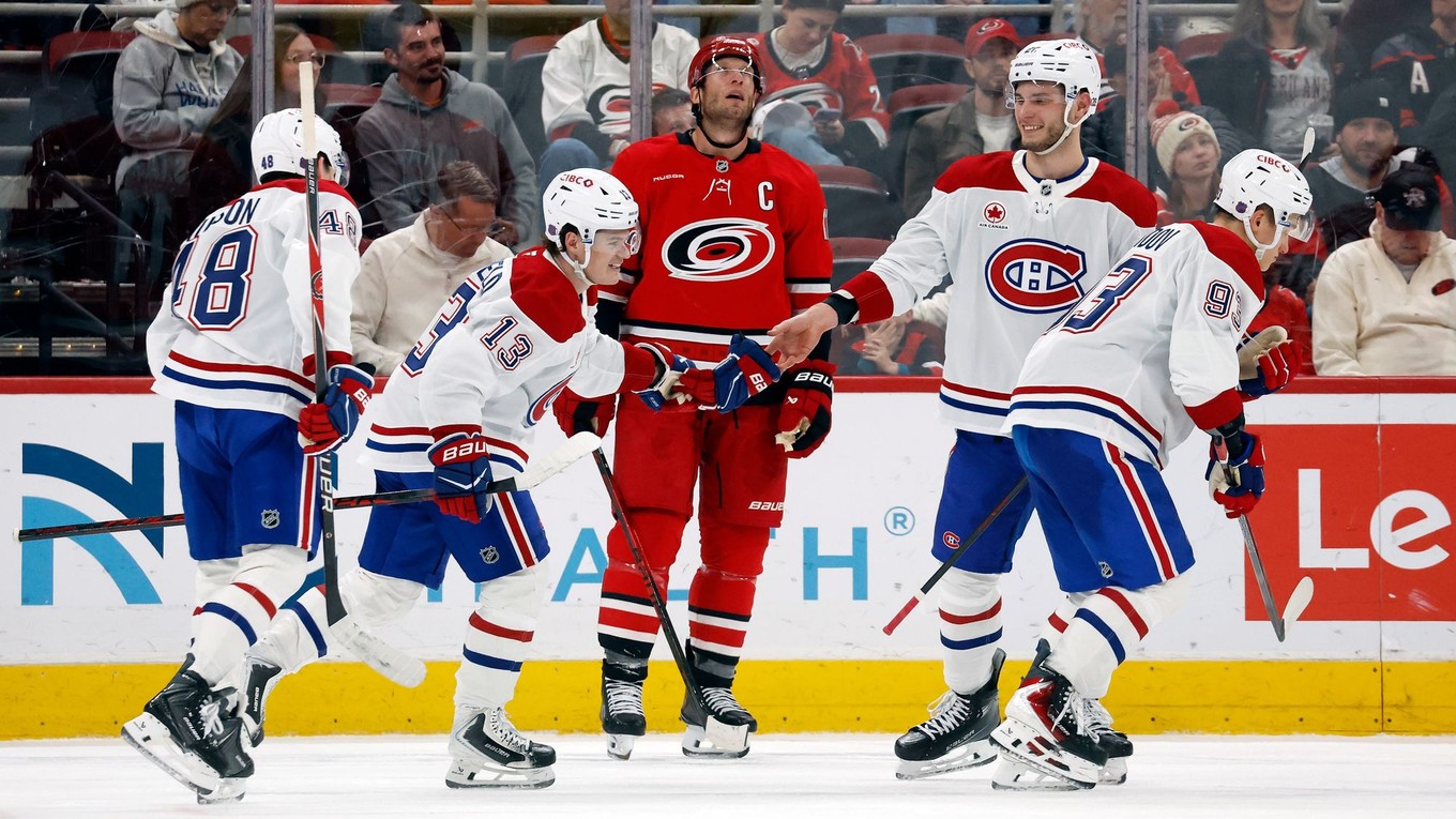 Gólová radosť hokejistov Montrealu, vpravo Juraj Slafkovský. 