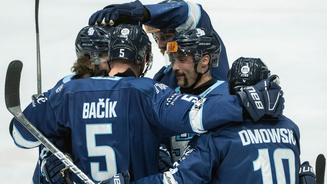 Hráči Slovana Bratislava sa tešia z gólu.