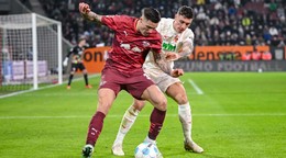 Benjamin Šeško (vľavo) a Cedric Zesiger počas zápasu Augsburg - RB Lipsko. 