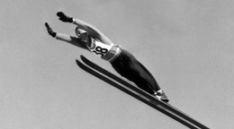 Na archívnej snímke z 9. februára 1958 nemecký skokan na lyžiach Max Bolkart.