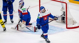 Brankár Patrik Rybár a útočník Patrik Hrehorčák v zápase Slovensko - Švédsko na MS v hokeji 2025. 