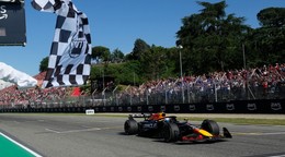 Max Verstappen prichádza do cieľa Veľkej ceny Emilia Romagna 2025. 