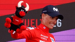 Španielsky cyklista Enric Mas v červenom drese lídra pretekov Vuelta a Espaňa 2026.