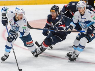 Na snímke zľava Stephen Harper (Nitra), Liam Pecararo (Slovan) a Miloš Bubela (Nitra) počas zápasu 27. kola hokejovej Tipos extraligy HC Slovan Bratislava – HK Nitra 20. decembra 2023 v Bratislave.