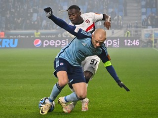 Vladimír Weiss ml. (dole) a Kelvin Ofori v zápase ŠK Slovan Bratislava - FC Spartak Trnava.