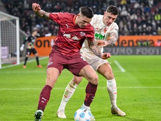 Benjamin Šeško (vľavo) a Cedric Zesiger počas zápasu Augsburg - RB Lipsko. 