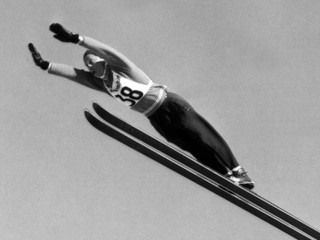 Na archívnej snímke z 9. februára 1958 nemecký skokan na lyžiach Max Bolkart.