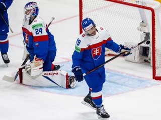 Brankár Patrik Rybár a útočník Patrik Hrehorčák v zápase Slovensko - Švédsko na MS v hokeji 2025. 