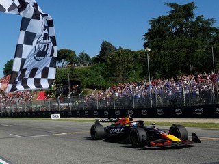Max Verstappen prichádza do cieľa Veľkej ceny Emilia Romagna 2025. 