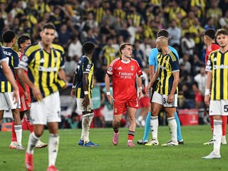 Kerem Aktürkoglu (uprostred) z Benfica Lisabon a vľavo Milan Škriniar z Fenerbahce Istanbul.