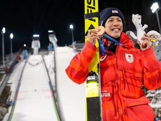 Ren Nikaido pózuje s bronzovou medailou