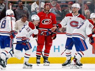 Gólová radosť hokejistov Montrealu, vpravo Juraj Slafkovský.