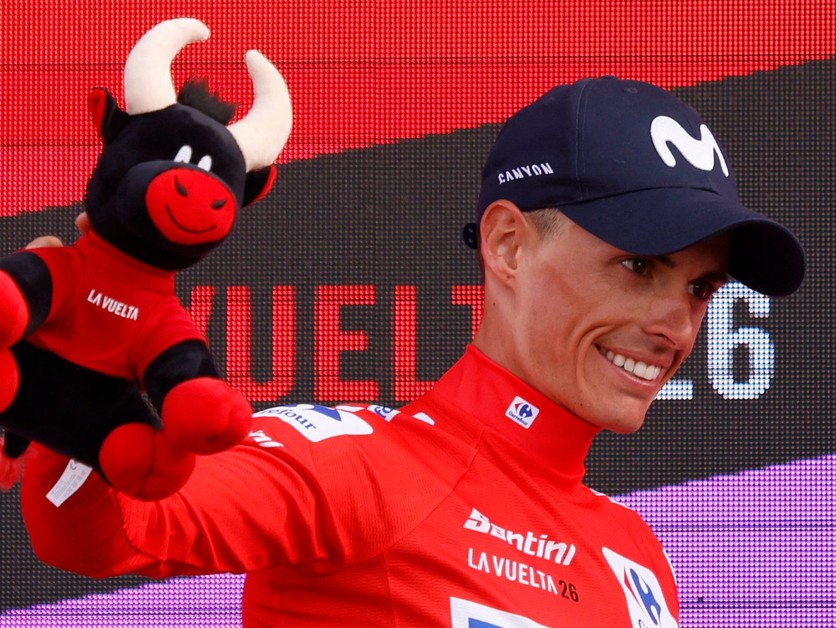 Španielsky cyklista Enric Mas v červenom drese lídra pretekov Vuelta a Espaňa 2026.