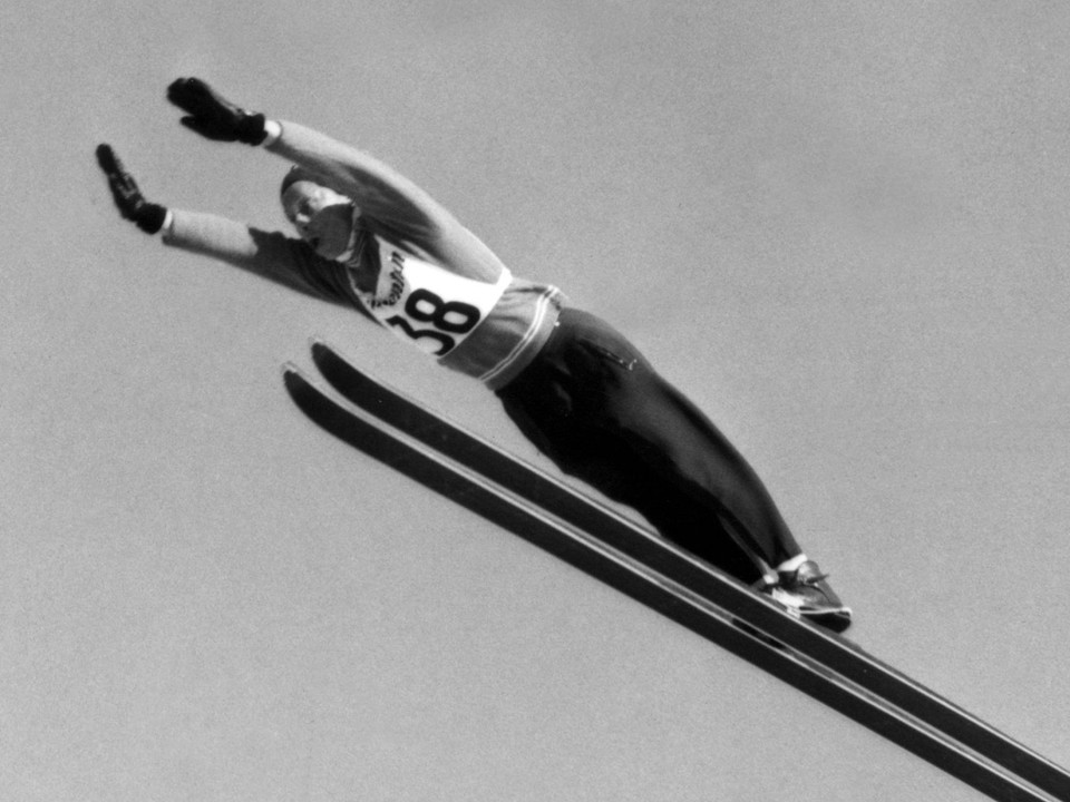 Na archívnej snímke z 9. februára 1958 nemecký skokan na lyžiach Max Bolkart.
