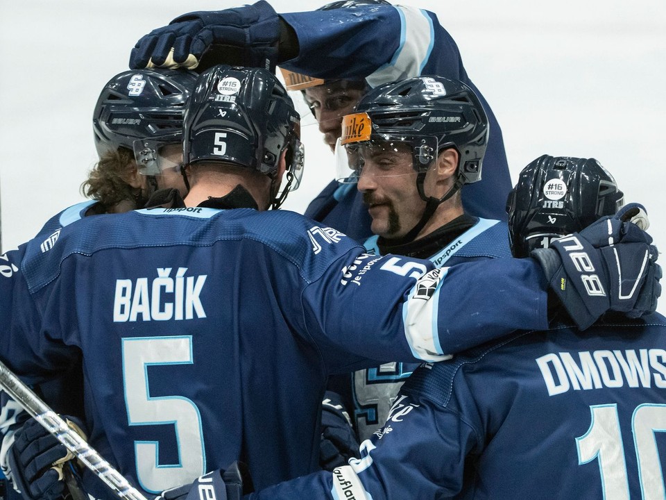 Hráči Slovana Bratislava sa tešia z gólu.