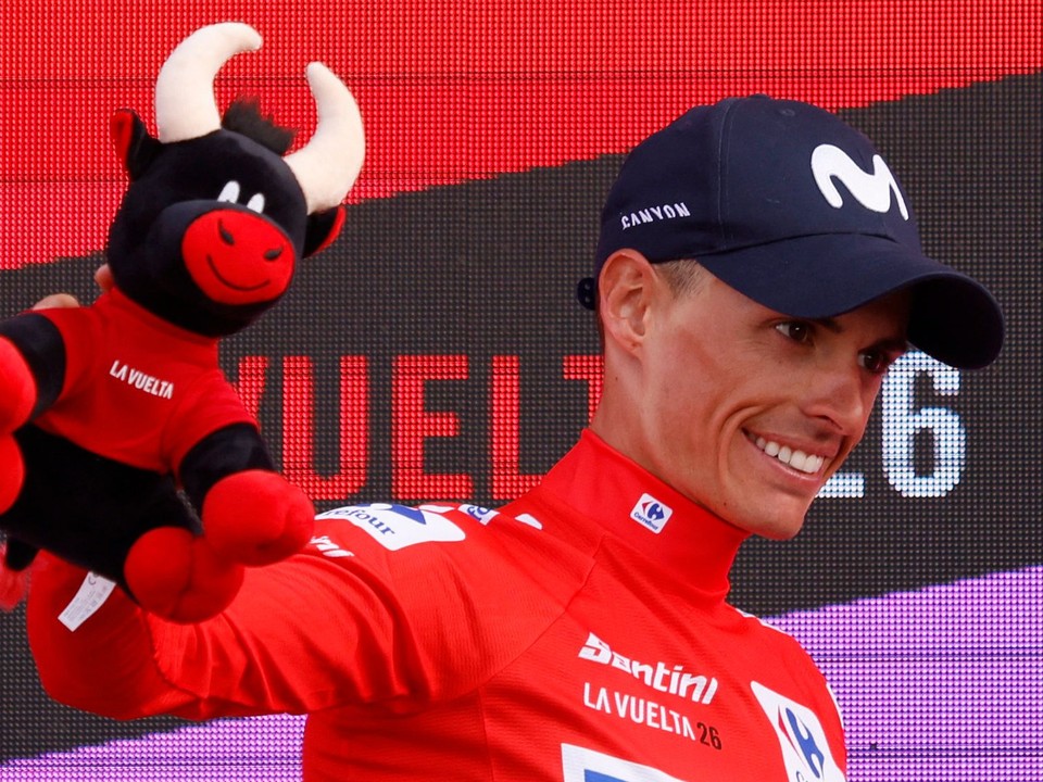 Španielsky cyklista Enric Mas v červenom drese lídra pretekov Vuelta a Espaňa 2026.